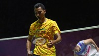 Tommy Sugiarto harus tersingkir usai gagal memenangkan pertandingan saat bertemu dengan pebulutangkis China, Chen Long di babak pertama Indonesia Open 2019.