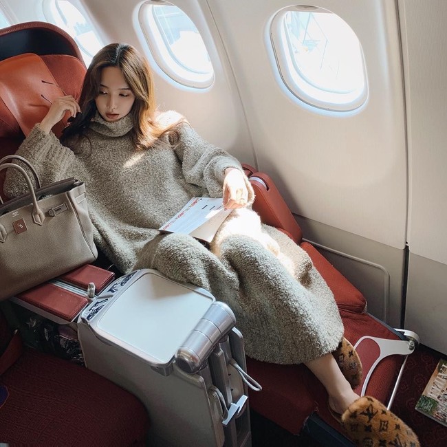 Layaknya crazy rich, Vicky pun tampil jet set saat naik pesawat. Membawa tas Hermes berharga ratusan juta rupiah, wanita cantik ini membalut kakinya dengan slippers Louis Vuitton. Foto: Instagram @vickybabyswl