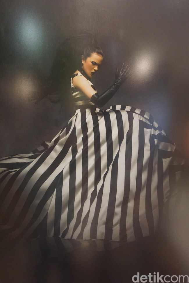 Marsha Aruan tampil bak Zebra di pemotretan ini. Ia memakai gaun garis putih-hitam karya Hartono Gan. “Aku excited banget karena aku bisa tampil beda dengan gaya yang fierce,” kata kekasih El Rumi itu. Foto: Daniel Ngantung/Wolipop