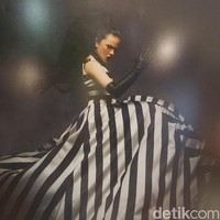 Marsha Aruan tampil bak Zebra di pemotretan ini. Ia memakai gaun garis putih-hitam karya Hartono Gan. “Aku excited banget karena aku bisa tampil beda dengan gaya yang fierce,” kata kekasih El Rumi itu. Foto: Daniel Ngantung/Wolipop