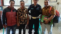 Kholil akhirnya menghirup udara bebas setelah PN Mataram memnyatakan dirinya tidak bersalah. Tampak Kholil bersama tim kuasa hukumnya saat mengurus administrasi di LP Mataram.