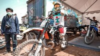 Olahraga bisa menjadi aktivitas yang menyatukan jiwa. Mampu mendorong puluhan ribu warga pada satu event yang penuh dengan rasa gembira. Seperti ajang MXGP of Asia ini. Foto: dok. InterStudi