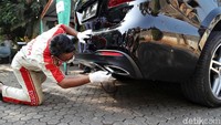 Petugas Suku Dinas (Sudin) Lingkungan Hidup Jakarta Utara melakukan uji emisi kendaraan bermotor di kawasan Kantor Wali Kota Jakarta Utara, Jakarta, Rabu (17/7/2019).