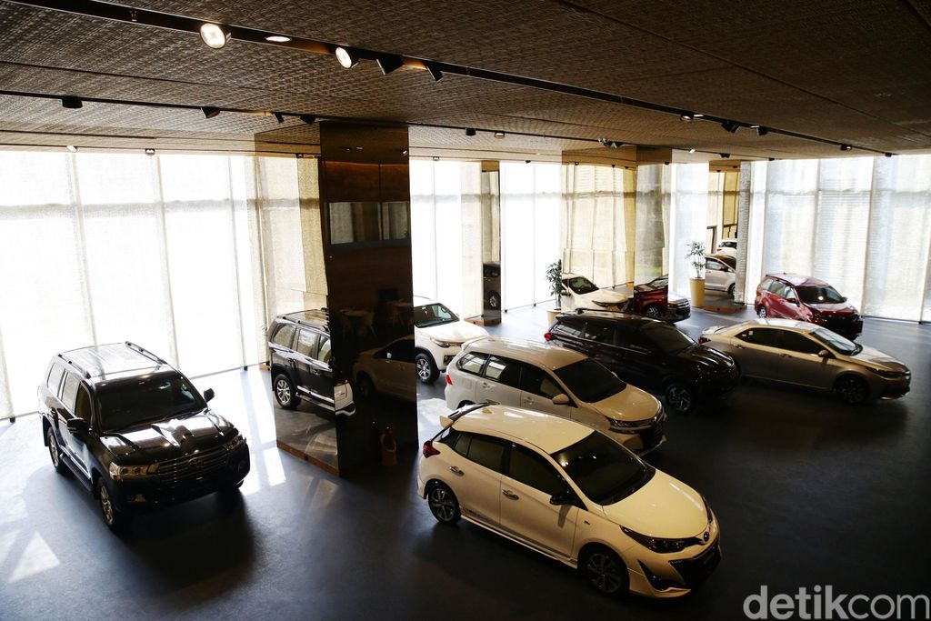 Salah satu diler mobil Toyota di Indonesia, Auto2000 meresmikan diler di kawasan bintang Jakarta, Jalan Sudirman. Diler ini boleh jadi merupakan yang termewah di Indonesia.
