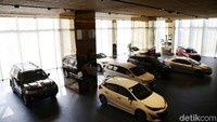 Beragam mobil Toyota dipajang di diler ini.