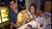Momen dengan kue ulang tahun juga terlihat saat Steve dan mantan istri, Andi soraya merayakan ulang tahun Darrent. Foto: Istimewa