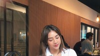 Bukti lain kalau Anya suka ngopi nih. Di hari Minggu ia santai mengenakan kaos putih dan menikmat es kopi. Foto: Instagram anyageraldine