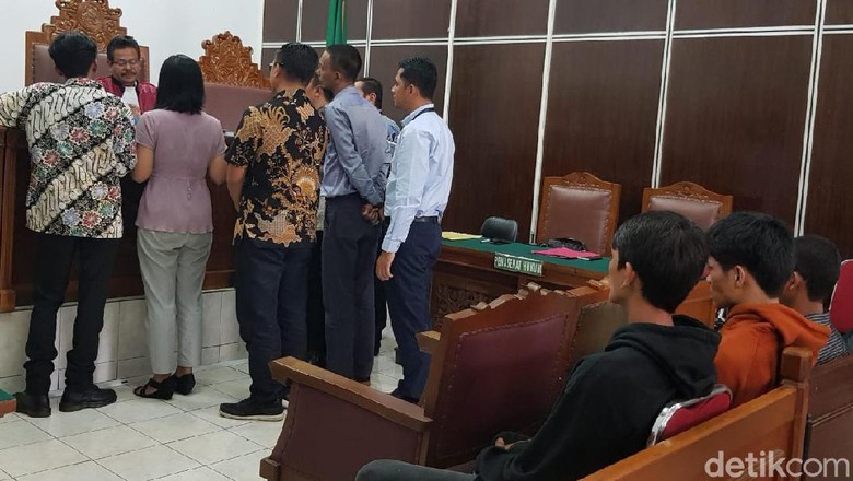 Sidang Praperadilan Ganti Rugi 4 Pengamen Korban Salah Tangkap Ditunda Sidang Praperadilan Ganti Rugi 4 Pengamen Korban Salah Tangkap Ditunda