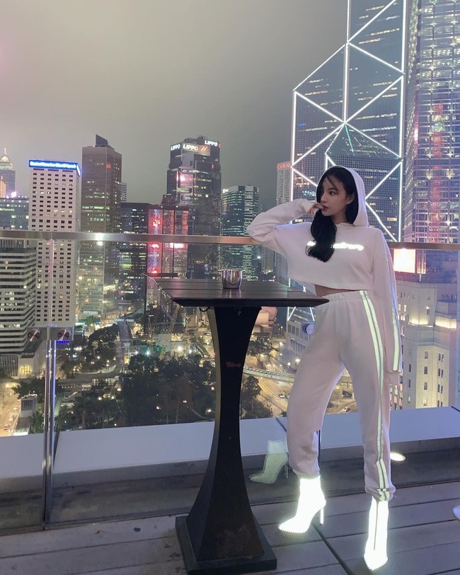 Vicky kerap mengunggah foto yang memperlihatkan kehidupan jetsetnya. Memakai baju desainer seperti Alexander Wang, Fendi, Dior, Hermes, Off-White hingga Louis Vuitton, dia pun selalu berpergian ke berbagai negara. Foto: Instagram @vickybabyswl