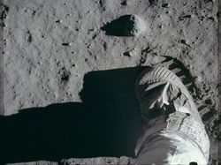 Kilas Balik Saat Pertama Kali Manusia Injakkan Kaki di Bulan