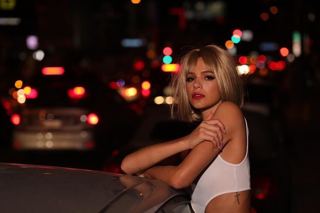 Bruna Marquezine, aktris dan model terkenal Brazil ini telah move on dari jalinan cinta putus-sambungnya dengan pesepakbola Neymar. Seperti dikutip dari E! Online, Bruna kepergok menghabiskan waktu dengan Younes Bendjima, atlet tinju yang kini lebih dikenal sebagai model. Foto: Instagram