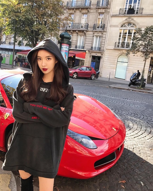 Inilah selebgram @vickybabyswl yang akrab disapa Vicky. Seperti dikutip feedytv, Vicky sangat populer di media sosial China. Dia pun dijuluki the most beautiful girl amongst the crazy rich Chinese. Foto: Instagram @vickybabyswl