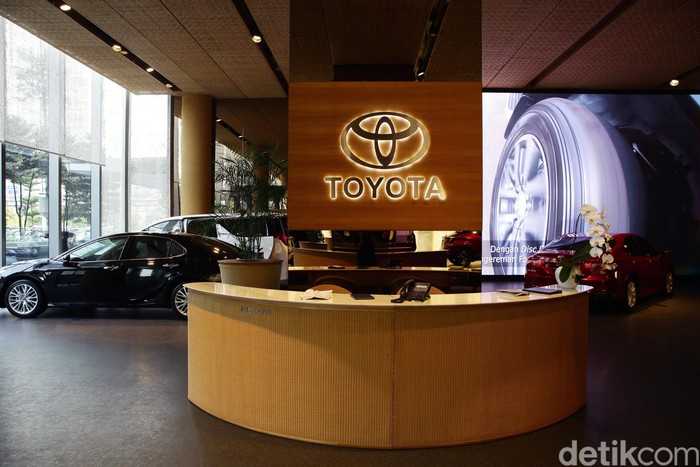 Salah satu diler mobil Toyota di Indonesia, Auto2000 meresmikan diler di kawasan bintang Jakarta, Jalan Sudirman. Diler ini boleh jadi merupakan yang termewah di Indonesia.