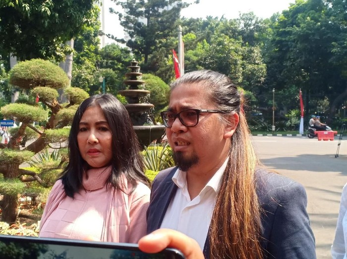 Tessa Mariska saat tiba di Polda Metro Jaya.