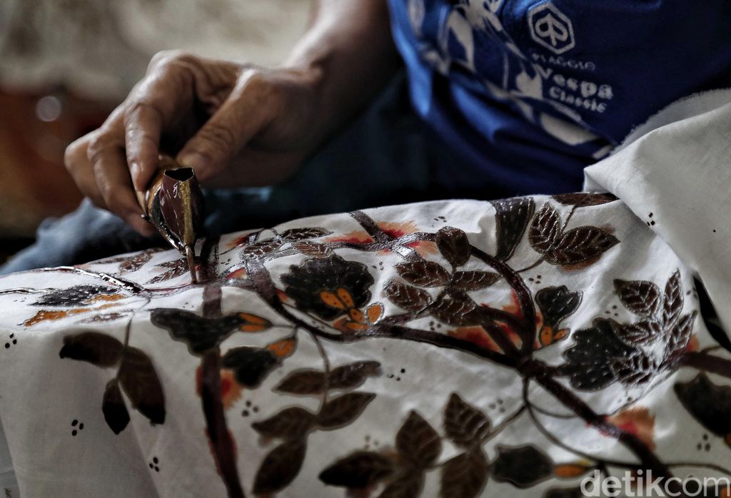 Sejumlah warga membatik di kawasan Rusun Marunda,  Jakarta Utara,  Rabu (17/7). Menurut keterangan warga kerajinan Batik Marunda itu dimulai sejak tahun 2013. Batik Marunda memiliki motif kembang kelapa,  kembang tlong, flamboyan,  bulus,  widelia,  ombak dan daun kupu-kupu dan pakis harganya Rp. Rp. 400 ribu -Rp. 1,5 juta.