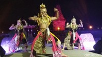 Inilah pertunjukan Purnama Seruling Penataran yang dipentaskan di Candi Palah, Blitar. Pertunjukan seni kolosal ini membius siapa saja traveler yang menontonnya. (Erliana/detikcom)