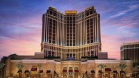 The Palazzo – Las Vegas, Amerika Serikat, (dibangun Tahun 2007 – $1,8 Miliar atau Sekitar Rp 25,2 Triliun). Las Vegas Merupakan gedung terbesar kedua di Western Hemisphere didirikan pada tahun 2007 dan memiliki 3.068 kamar. Gedung ini terkenal akan kemewahannya di mana kubah setinggi 60 kaki berbahan kaca dan air mancur setinggi 2 lantai menghiasi lobby bangunan ini. Istimewa/thedailyrecords.com.