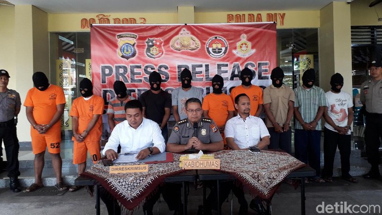 10 Penambang Pasir Ilegal di Sungai Progo Diamankan Polisi 10 Penambang Pasir Ilegal di Sungai Progo Diamankan Polisi