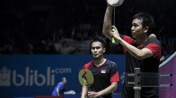 Ahsan/Hendra berhasil melaju ke babak 16 besar usai mengalahkan pasangan Ellis/Langridge dengan skor 28-26, 21-17. 