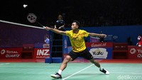 Tunggal putra Indonesia, Tommy Sugiarto, tak mampu menahan gempuran pebulutangkis China, Chen Long, saat bertemu di babak pertama Indonesia Open 2019 yang digelar di Istora Senayan, Jakarta, Rabu (17/7/2019).