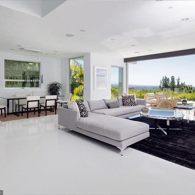 Rumah Harry Styles ini memiliki empat kamar tidur dan lima kamar mandi. Dilengkapi teras luas, bioskop pribadi dan gym. Foto: Dok. MLS Multiple Listing Service