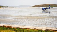 Bandara Barra di Skotlandia selalu masuk dalam daftar bandara paling unik di dunia. Sebabnya, landasan pacu bandara ini berupa pantai (iStock)