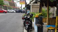 Pedagang jagung bakar di Ketep Pass. Hawa dingin dan menikmati kuliner itu jadi daya tarik Ketep Pass (Ahmad Masaul Khoiri/detikcom) 