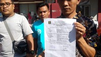 Kholil menunjukkan surat bebas. Ia mengaku sangat bahagia. Namun jaksa tetap mengajukan kasasi dan menuntutnya selama 8 bulan penjara.