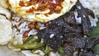 Pakai lauk telor ceplok, oseng buncis dan dendeng sapi, nasi gurih jadi sedap. Foto : Instagram @meufood