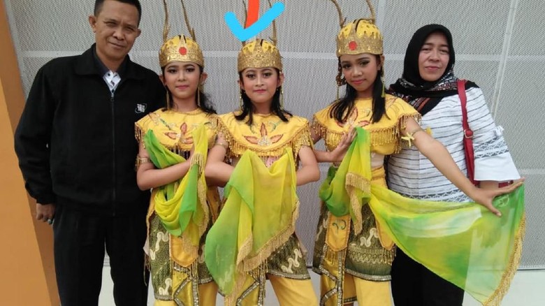 Detik-detik Bocah Penari Tewas Tergencet Pagar yang Ditabrak Bus Detik-detik Bocah Penari Tewas Tergencet Pagar yang Ditabrak Bus