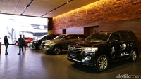 Tampilan diler mobil ini berbeda dari diler-diler lainnya di Indonesia. Diler ini mengusung tema Indonesian Natural yet Professional Showroom yang menyajikan sentuhan nusantara.