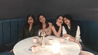 Dena juga tampil anggun saat makan bareng teman-temannya. Mereka terlihat sedang makan di salah satu restoran fine dining yang ada di Jakarta. Foto: Instagram denarachman
