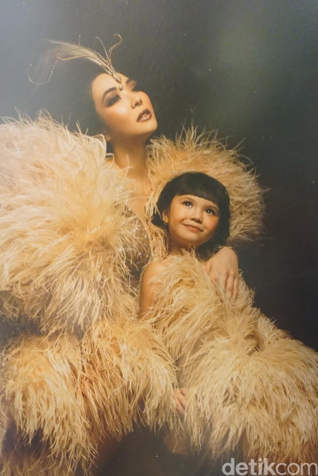 Gisella Anastasia juga difoto bersama putrinya, Gempita, untuk pemotretan dengan latar bernuansa hutan ini. “Inspirasinya dari burung unta,” kata Rio. Gisella memakai gaun karya Yogie Pratama. Foto: Daniel Ngantung/Wolipop