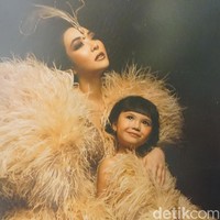 Gisella Anastasia juga difoto bersama putrinya, Gempita, untuk pemotretan dengan latar bernuansa hutan ini. “Inspirasinya dari burung unta,” kata Rio. Gisella memakai gaun karya Yogie Pratama. Foto: Daniel Ngantung/Wolipop
