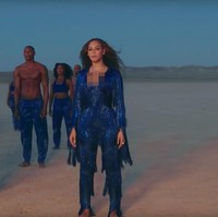 Jumpsuit biru elektrik penuh detail fringe ikut menyempurnakan penampilan Beyonce di video tersebut.  (Foto: YouTube)