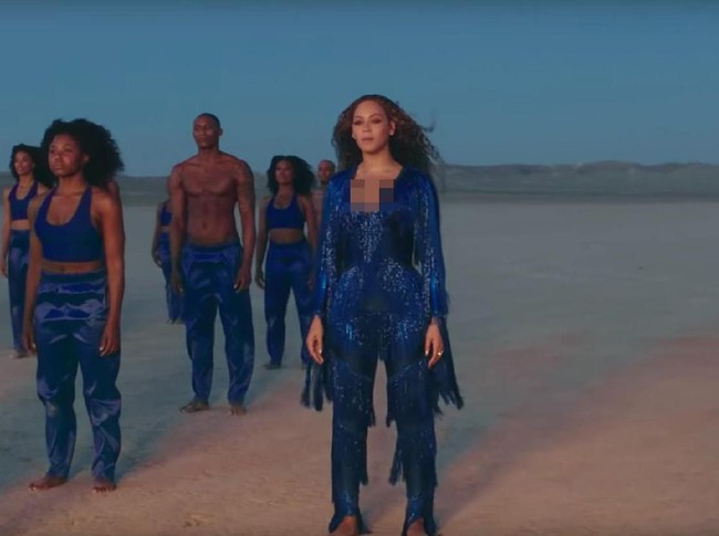 Jumpsuit biru elektrik penuh detail fringe ikut menyempurnakan penampilan Beyonce di video tersebut.  (Foto: YouTube)