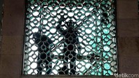 Kondisi marmer masjid secara keseluruhan sudah terlihat kusam, bahkan di beberapa bagian tampak lumut mendominasi. Tempat berwudhu, walau kondisinya masih bagus namun tak pernah alami perubahan berarti sejak lama. Toilet yang terbuat dari baja tahan karat seperti perlu polesan.