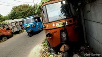 Ditengah kemajuan jaman membuat bajaj orange ganti baju menjadi warna biru, tak sekedar warna jeroannya pun ikut dirubah ke BBG agar ramah lingkungan.