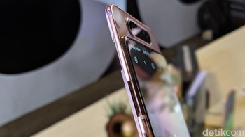 Kameranya mengusung pop-up bolak-balik. Foto: Adi Fida Rahman/detikINET