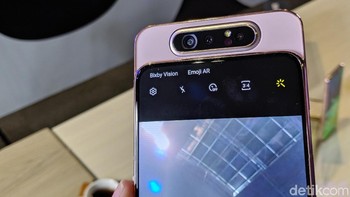 Kamera belakang berfungsi sebagai kamera depan. Ada 3 kamera, yakni 48 MP + 8 MP + ToF 3D. Foto: Adi Fida Rahman/detikINET