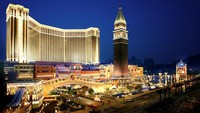 Venetian Macau, China, (dibangun Tahun 2007 – $2,4 Miliar atau Sekitar Rp 33,6 Triliun). The Venetian Macau adalah hotel yang terletak di macau, China. Gedung ini menjadi gedung terbesar di China. Hotel ini memiliki 3.000 kamar dan kasino yang di kenal dengan Golden Fist, Red Dragon, Imperial House and Phoenix. Istimewa/thedailyrecords.com.