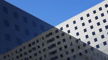 Perpaduan langit, banguann berjendela dan bangunan berdinding kaca. Foto: Nikola Olic