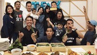 Rayakan ulang tahun salah satu kerabatnya, Ippe berpose dengan otak-otak, ikan, hingga nasi timbel. Duh jadi bikin lapar! Foto: Instagram @cyclonesia