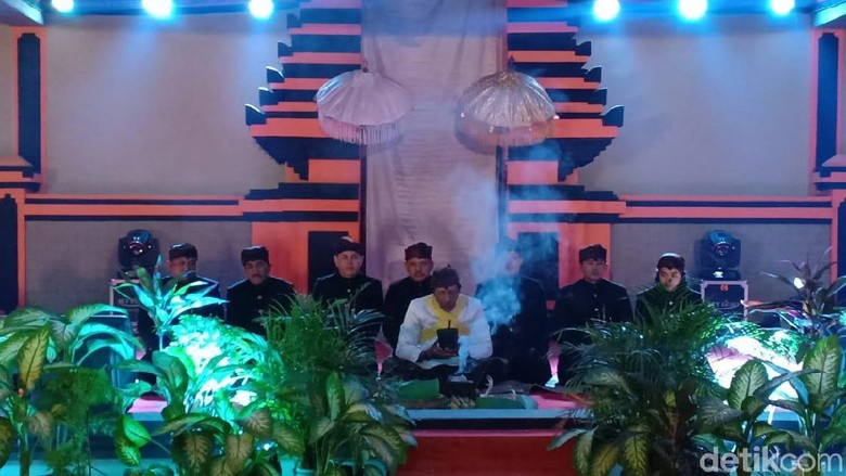 Sejumlah Pejabat Dikukuhkan Jadi Warga Kehormatan Suku Tengger Sejumlah Pejabat Dikukuhkan Jadi Warga Kehormatan Suku Tengger