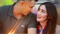 Ternyata Abdull sangat romantis. Hal tersebut terlihat dari pose Abdull ketika menatap Tani sambil memegang kue ulang tahun untuk Tania. Foto: Instagram @tanianadiraa