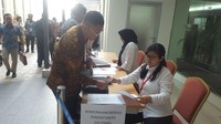 Peserta yang telah melakukan registrasi, langsung diarahkan panitia untuk masuk ke dalam ruangan seperti aula. Di ruangan itu, terlihat sudah ada laptop yang telah berbaris untuk ditempati para peserta capim KPK. Foto: Zunita Amalia Putri/detikcom