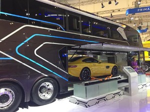 Keren Banget! Perut Bus Ini Muat Mobil Sport