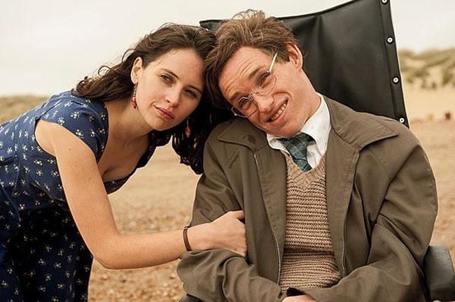 Persiapan Eddie Redmayne memerankan Steven Hawking dalam Theory of Everything tidaklah mudah. Sang aktor menghabiskan waktu berbulan-bulan untuk mempelajari kehidupan sang ilmuan legendaris, latihan jalan dan bicara seperti pria yang menderita amyotrophic lateral sclerosis juga latihan dansa. Foto: Istimewa