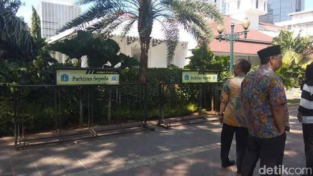 Penuh Motor, Parkiran Sepeda di Balai Kota DKI Akhirnya Dipindahkan