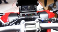 Dan asyiknya, panel spidometer sudah mengusung layar digital.